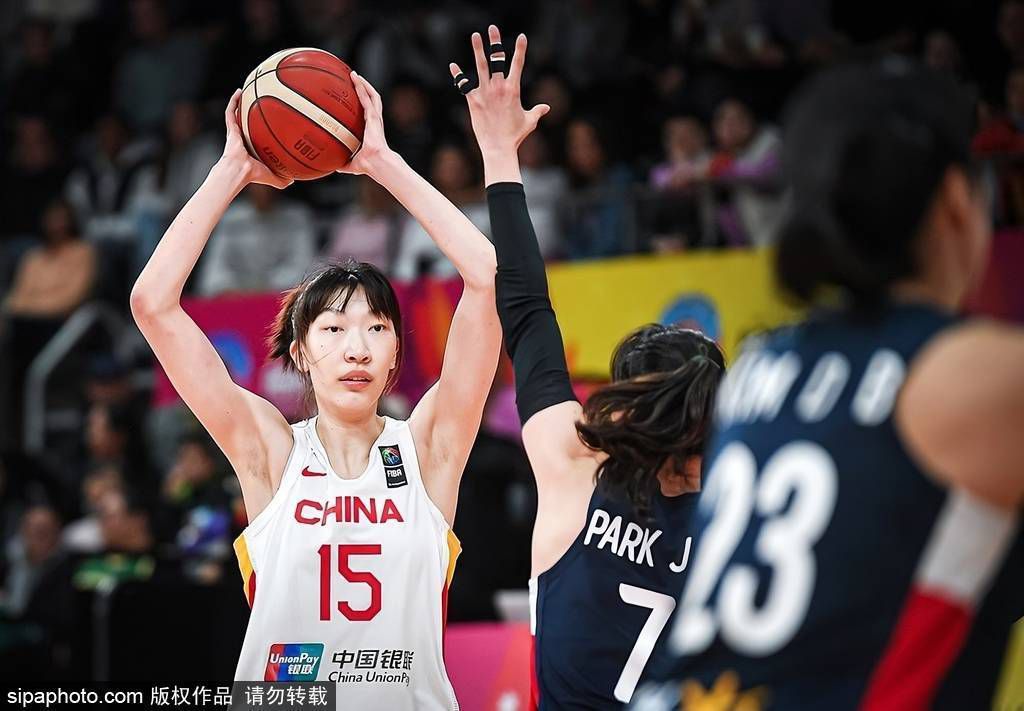 顾言忠端起酒杯，认真说道：叔叔只是希望你将来率领叶家、屹立世界之巅的时候，不像那些暴富者以及上位者那样，有着数不清的黑历史。